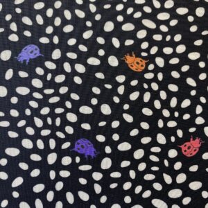 Patchwork stof - Tula Pink - Sort med råhvide prikker samt biller
