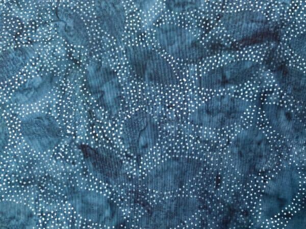 Patchwork stof - blå med prikker i bladmønster