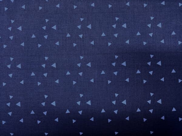 Patchwork stof - mørkeblå med lyseblå trekanter