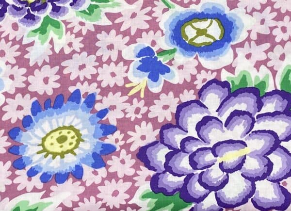Patchwork stof - Kaffe Fassett - Gammelrosa med rosa-lilla-blå blomster, Charlotte