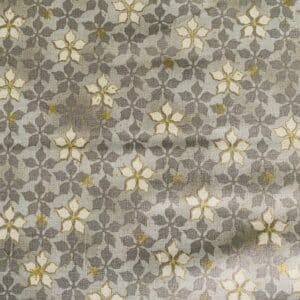 Patchwork stof - grå med hvide blomster og guld