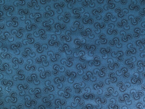 Patchwork stof - blå med omega mønster