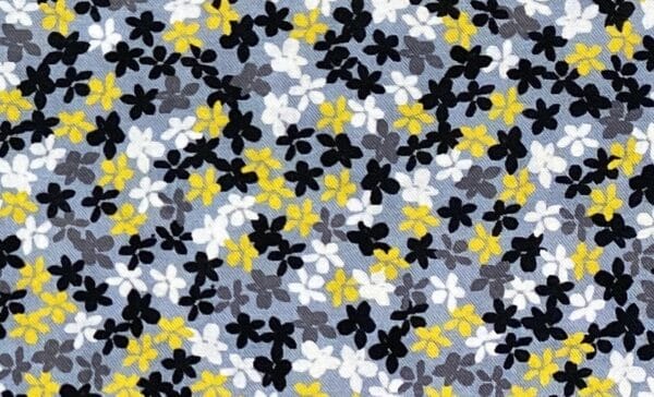 Patchwork stof - lyseblå med gule, hvide og sorte blomster