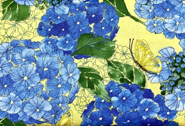 Patchwork stof - stof med blå blomster og sommerfugle