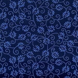 blå stof med snirkler og blomster