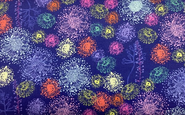 Patchwork stof - farvede blomster blå baggrund