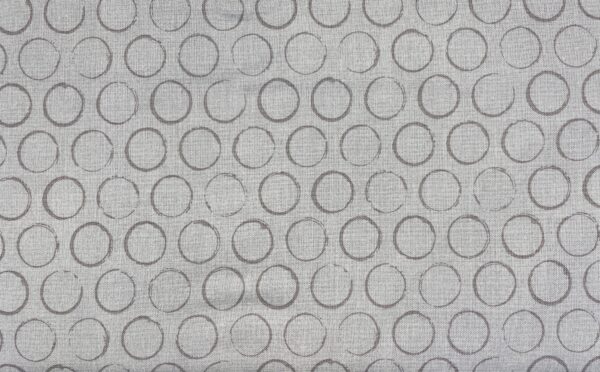 Grå med beige cirkler, cirklerne er 1,7 cm i diameter
