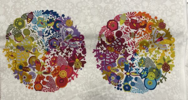 Patchwork stof - Cirkler med et mylder af blomster og insekter. Cirklerne er 25 cm i diameter.