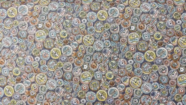 Patchwork stof -Pastelfarvede knapper på grå baggrund