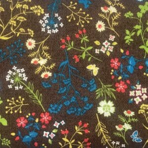 Brun med blomster, kviste og ranker